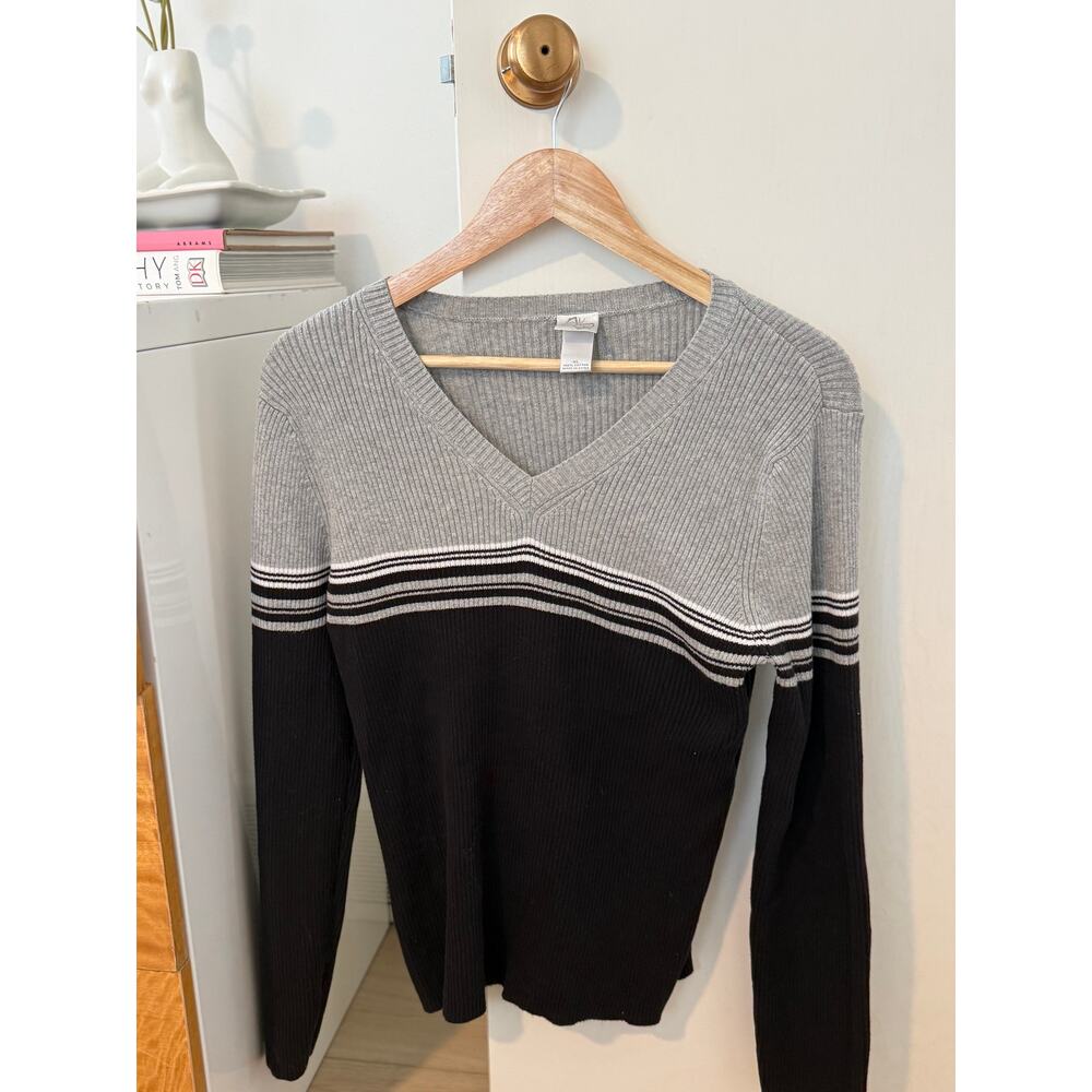 Vintage Y2K Ribbed V Neck Colorblock Sweater Gray Black Minimalist ✨‎